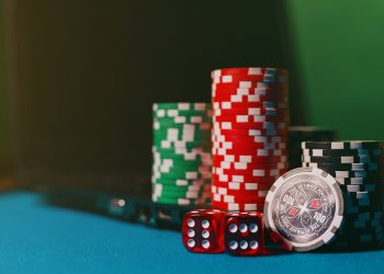 What is it that allows a gambler to get so many advantages from opting to play online casino games?