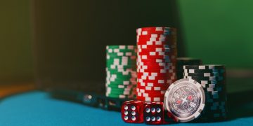 What is it that allows a gambler to get so many advantages from opting to play online casino games?