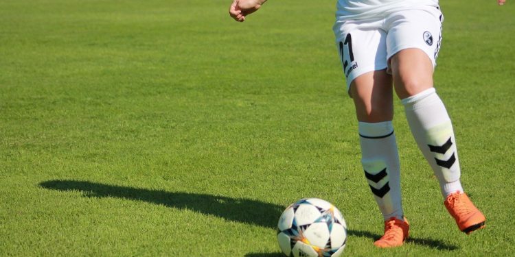 Understanding some Essential Benefits of Online Football Betting Sites
